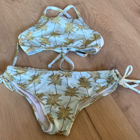 Two Piece Size 8 - Picture 1 of 3